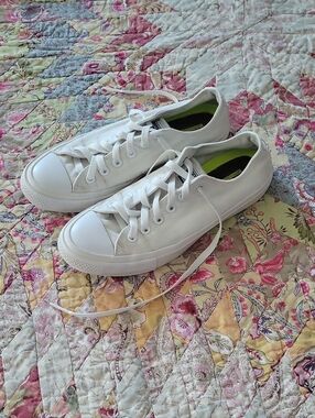 Converse Women’s White Low Top Sneakers Size 9 or Mens Size 7 Unisex